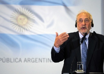 “Milei está fallando, Argentina está en una gran apuesta de casino y va a terminar mal”