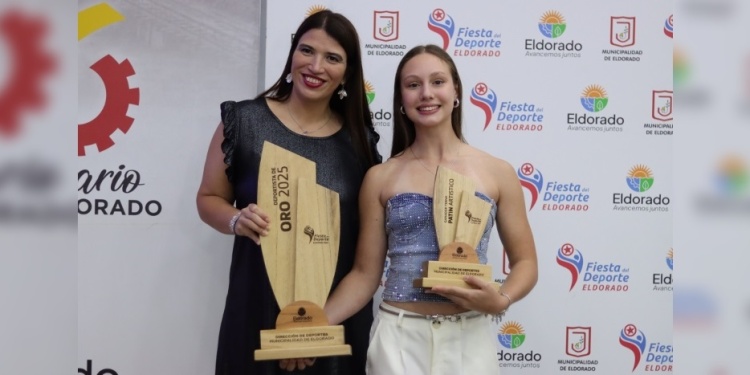 GANADORA. Lara González Redes, a la derecha, junto a sus premios.
