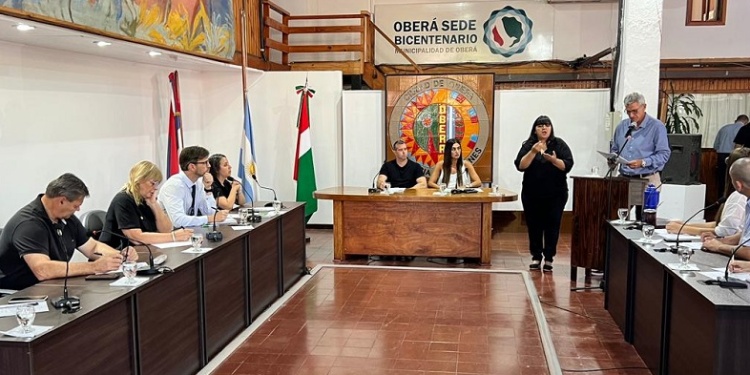 POSIBLE AUMENTO. Los ediles durante la audiencia pública de ayer en Oberá.