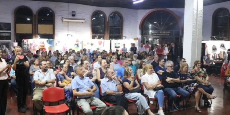 CONVOCATORIA. En la Casa de la Cultura, escucharon atentos las propuestas con vistas a los festejos por los cien años de la Capital del Monte.