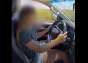 Polémica: la hija de El Polaco y Valeria Aquino tiene 12 años y fue grabada por su mamá manejando