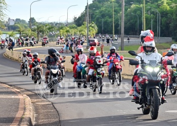 La Papanoelada Motera repartió alegría para los niños del Pediátrico