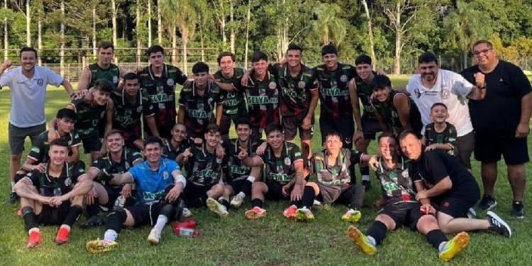 COSTÓ PERO VALIÓ. El Tricolor debió transpirar la camiseta, ayer en Oro Verde.