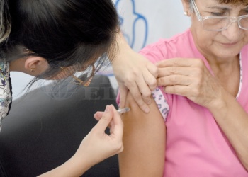 Vacunación antigripal: mejoró la cobertura, pero sigue baja en adultos mayores