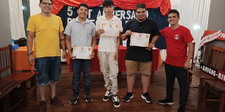 EN LO ALTO. Álvarez se adueñó de la corona, escoltado por Rivas y Yossen.