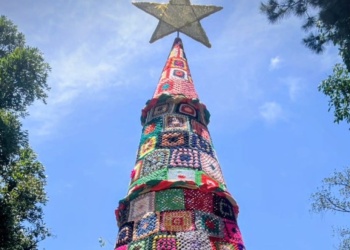 Un árbol de Navidad tejido a crochet