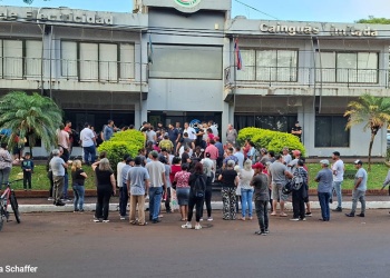 Vecinos de Aristóbulo del Valle reclaman por “boletazos” de luz y agua