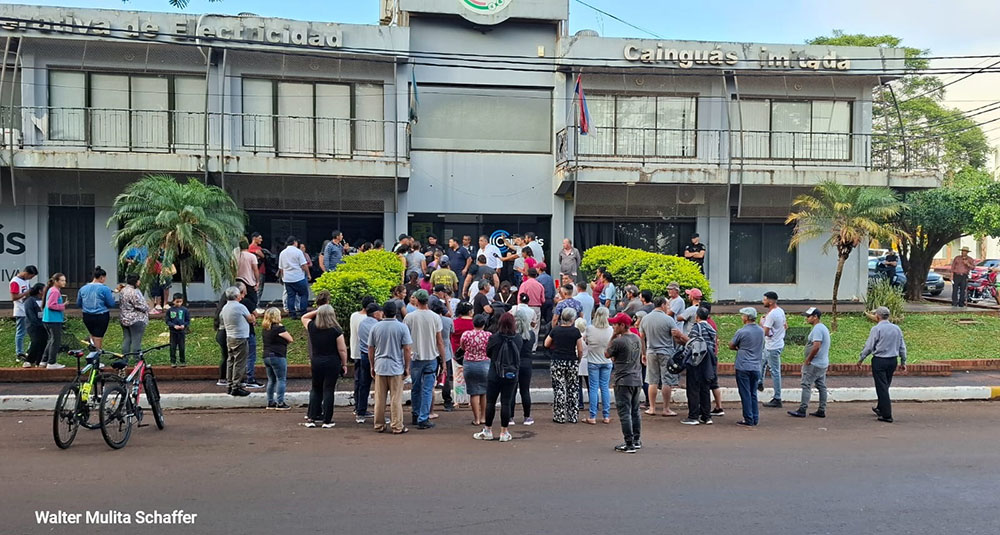 Vecinos de Aristóbulo del Valle reclaman por “boletazos” de luz y agua