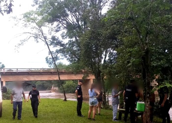Intensa búsqueda de un joven que desapareció en las aguas del arroyo Ñacanguazú