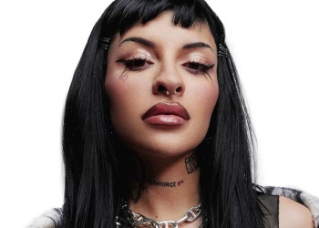 Con una cumbia moderna, Cazzu vuelve a explorar el desamor en “Otro como tú”