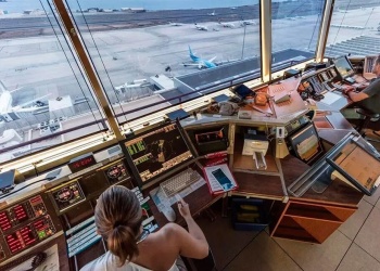 Paro de controladores provoca demoras y cancelaciones de vuelos en todo el país