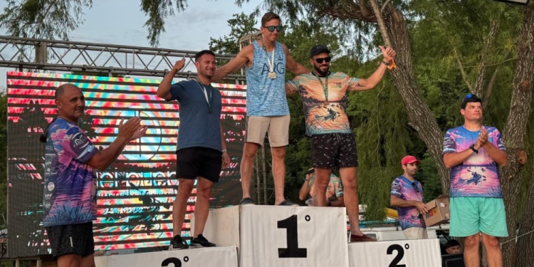 EN LO ALTO. El palista misionero, en el podio de la tradicional prueba.