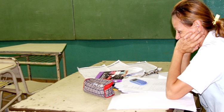 MAESTRAS. Las maestras que hacen doble turno sufren el descuento de ganancia.