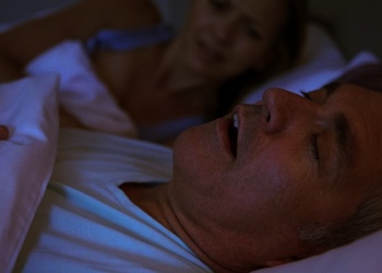 Alta demanda de consultas por ronquidos: “A veces vienen traídos por la pareja”