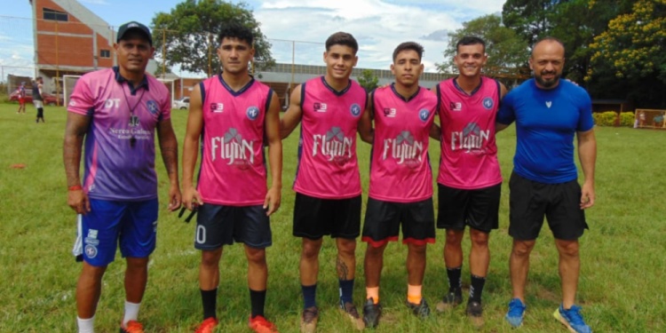 LOS REFUERZOS. El DT Fileppi junto a los refuerzos Tabarez, Arrúa, De la Cruz y Duarte, junto al profe Candia. (Gentileza Nereo Galeano)