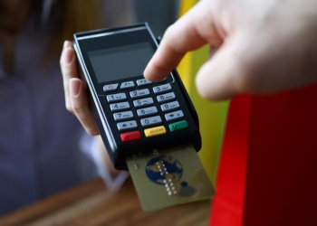 Argentino fue estafado en una playa de Brasil con el “golpe da maquininha”: cómo funciona