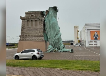Impactante video: temporal derrumbó la replica de la Estatua de la Libertad en Brasil