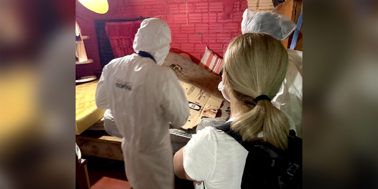 PERICIAS. Por ahora revelaron que la mujer fue asesinada cuando descansaba y su cuerpo arrastrado hasta la letrina.