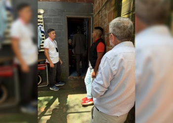 Avanza la causa por tráfico ilegal de armas: allanan viviendas de policías detenidos y secuestran material clave