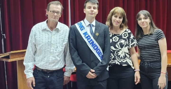 FAMILIA. Fernando está muy agradecido por el apoyo incondicional de sus padres, “sé que se esforzaron mucho”.