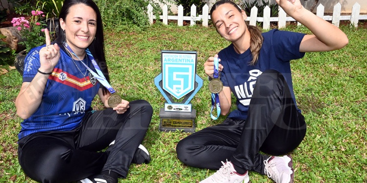 CON LA COPA. Paula Galeano y la entrenadora Antonella Cancelarich, con sus medallas y la copa, para la posteridad.