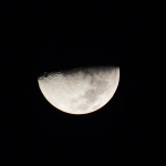Fase de la Luna en cuarto menguante en el cielo nocturno sobre el horizonte
