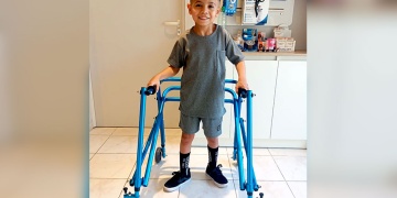 SONRISA POR EL LOGRO. Empezó a caminar a los 4 años con un andador y hoy se desplaza con bastones ortopédicos.