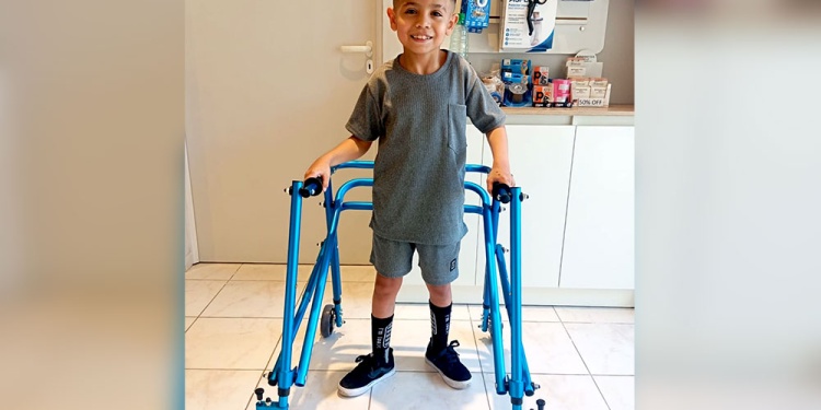 SONRISA POR EL LOGRO. Empezó a caminar a los 4 años con un andador y hoy se desplaza con bastones ortopédicos.