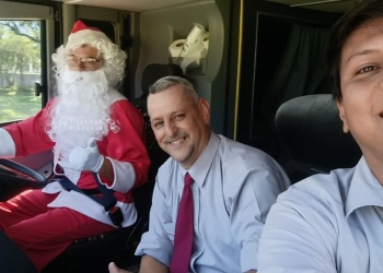 Vestido de Papá Noel, un chofer sorprendió y repartió dulces en la Terminal de Posadas