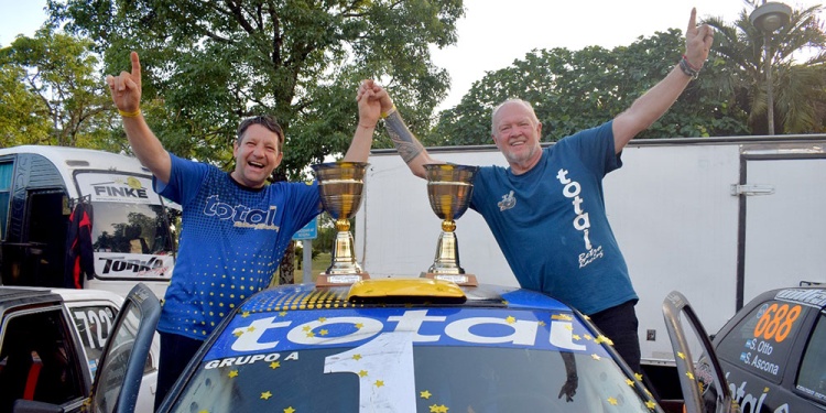 A FESTEJAR. Koch, a la derecha de la imagen, junto a Marcelo Horchuk, en el VW Gol que les dio la consagración.