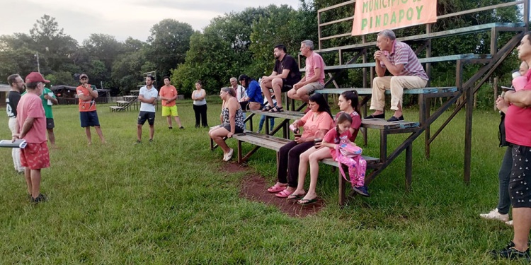 ENTUSIASMO. Concurrieron unos 25 vecinos. Las constantes lluvias hicieron que disminuyera el número de asistentes. (Foto Gentileza Camila Leal)