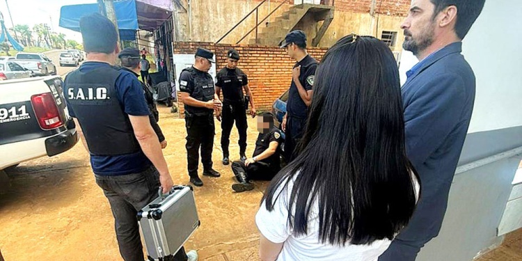 DETENIDO. El sospechoso en el piso tras ser arrestado, En la escena, el juez de Instrucción de San Pedro, Ariel Belda Palomar.