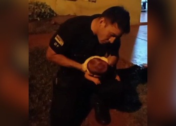 Policías salvaron la vida de un bebé de un mes con la maniobra de Heimlich