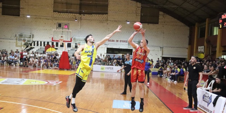 EN JUEGO. El segundo duelo del clásico se disputó en un Jorge Yamaguchi repleto. Esta noche se vuelven a ver. (Foto: Prensa Tokio)