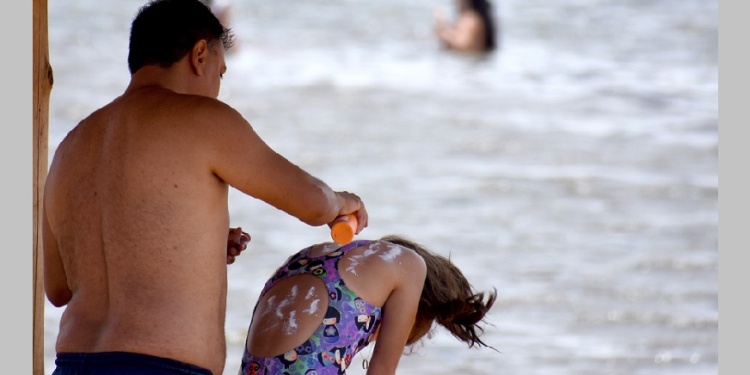 RADIACIÓN ULTRAVIOLETA. Es el principal factor de riesgo primario para el cáncer de piel. Además, produce daño acumulativo en la dermis.