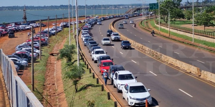 CONTRASTE FRONTERIZO. Según comerciantes encarnacenos, pese a las largas filas, los posadeños redujeron sus gastos.