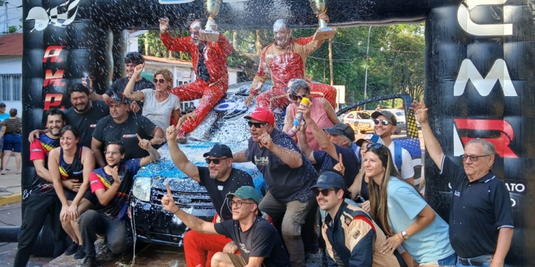 CAMPEONES. Gaby Vidal Rodríguez y Aitor Zugasti, este domingo, con sus trofeos.