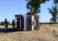 Camión conducido por un misionero volcó en una ruta de Córdoba y derramó una carga de soja