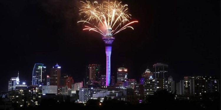 Festejos de Año Nuevo en el mundo, fuegos artificiales en Auckland