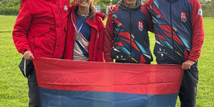 CONVOCADOS. Isabella, con su papá Daniel, y Bruno, con su entrenador Gonzalo Barthe.