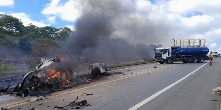 Restos del choque frontal entre una camioneta y un utilitario en la ruta BR-101, Mucurí, Brasil.