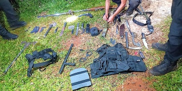 SECUESTRO. Además de las armas que exhibieron, dentro de la casa había cuchillos, hachas, una foiza y una tonfa, entre otros.