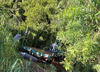 Un camión de gas despistó en la ruta 4