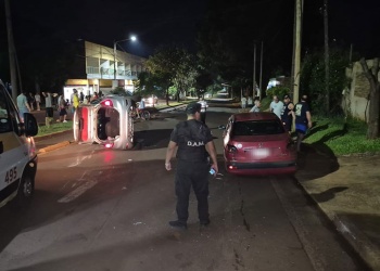 Vuelco en Posadas: una mujer herida tras choque contra un auto estacionado