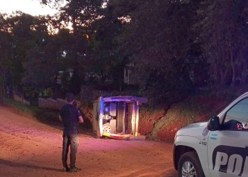 Volcó una camioneta en San Vicente y el conductor sufrió lesiones leves