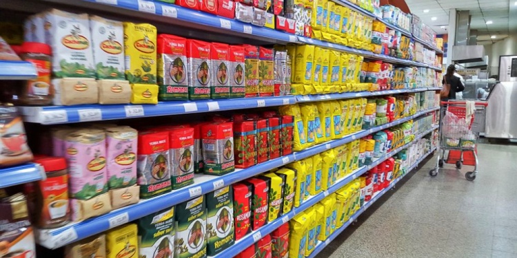 DESREGULACIÓN. Florecen marcas de yerba barata elaborada por pequeñas industrias que pagan precios bajos.