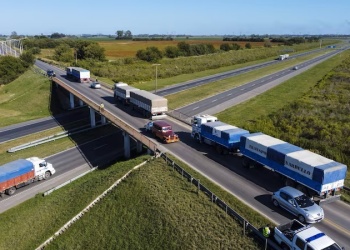 Gobierno adjudicó rutas clave a empresas involucradas en la causa de los Cuadernos