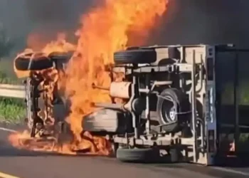 Ruta 12: dos muertos tras el vuelco e incendio de un camión