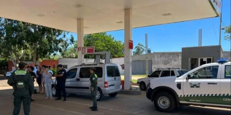 ESTACIÓN DE SERVICIO. El vehículo y las víctimas custodiados por Gendarmería.