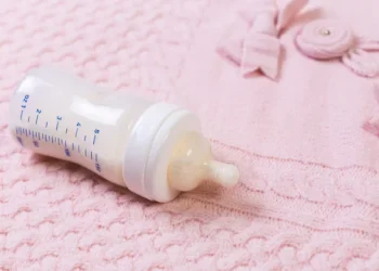 Alerta de la ANMAT: retiran del mercado lotes de leche para bebés por posible contaminación